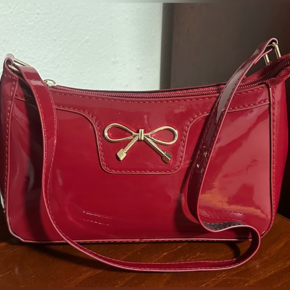 Elegant Red Patent Leather Shoulder Bag
